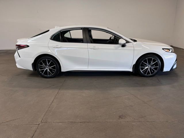 Used 2022 Toyota Camry SE FWD image 2