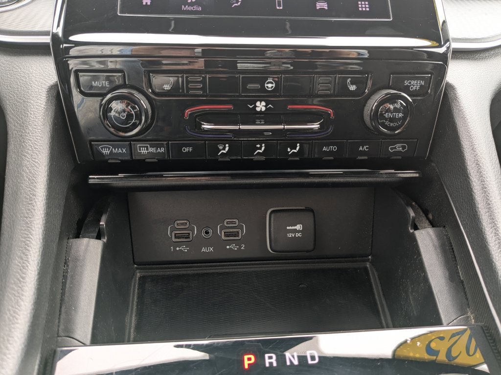 Used 2025 Jeep Grand Cherokee Altitude AWD/4WD image 13