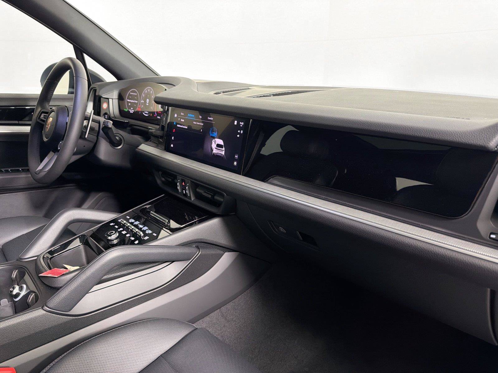 Certified 2025 Porsche Cayenne AWD/4WD image 28