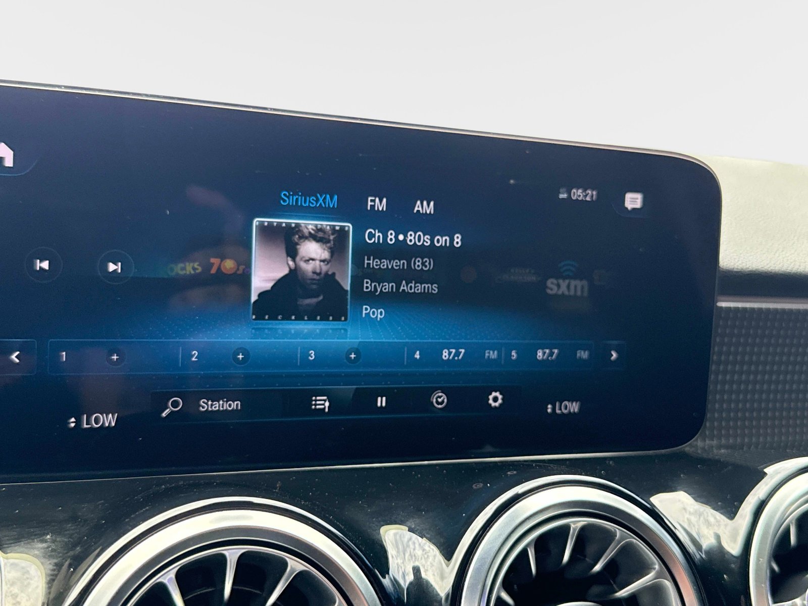 Used 2023 Mercedes-Benz GLB 250 4MATIC w/ Premium Package image 44