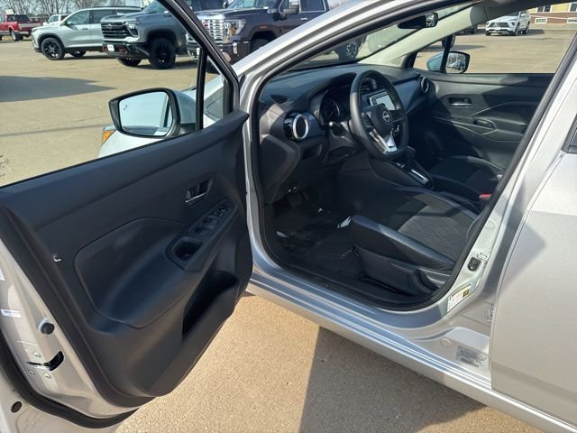 Used 2025 Nissan Versa SV image 9
