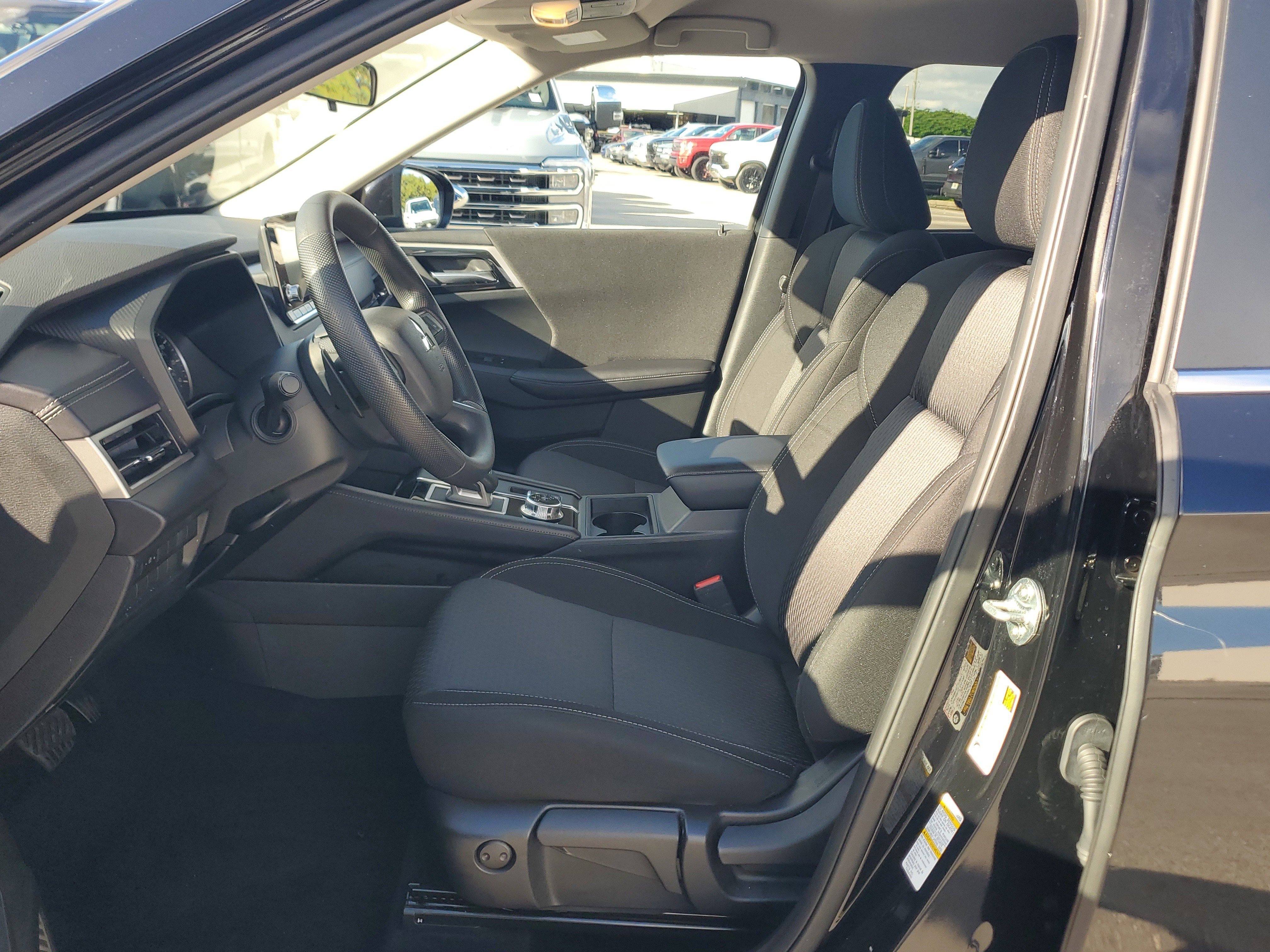 Used 2024 Mitsubishi Outlander ES image 11