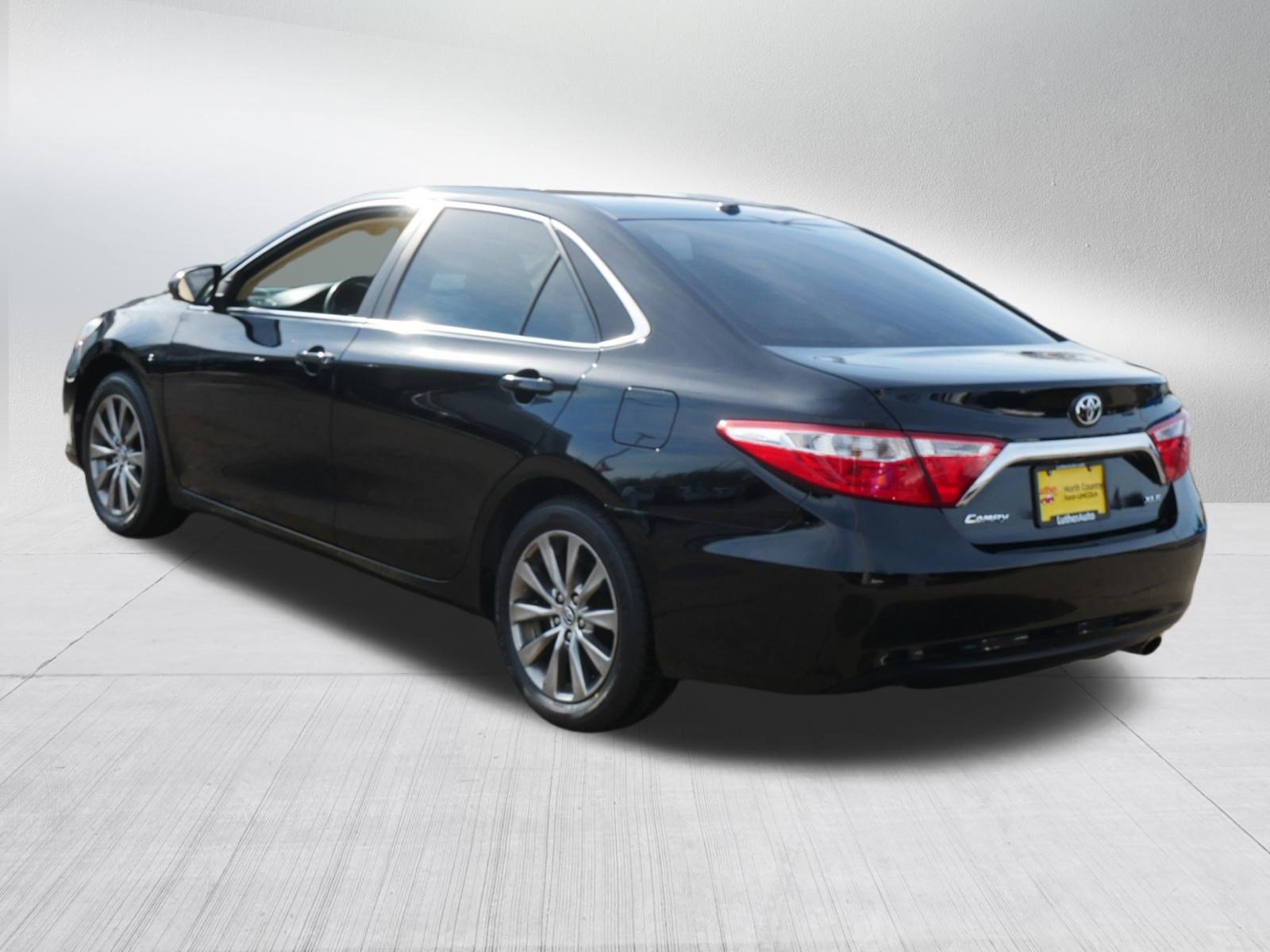 Used 2015 Toyota Camry XLE w/ Moonroof Package image 5