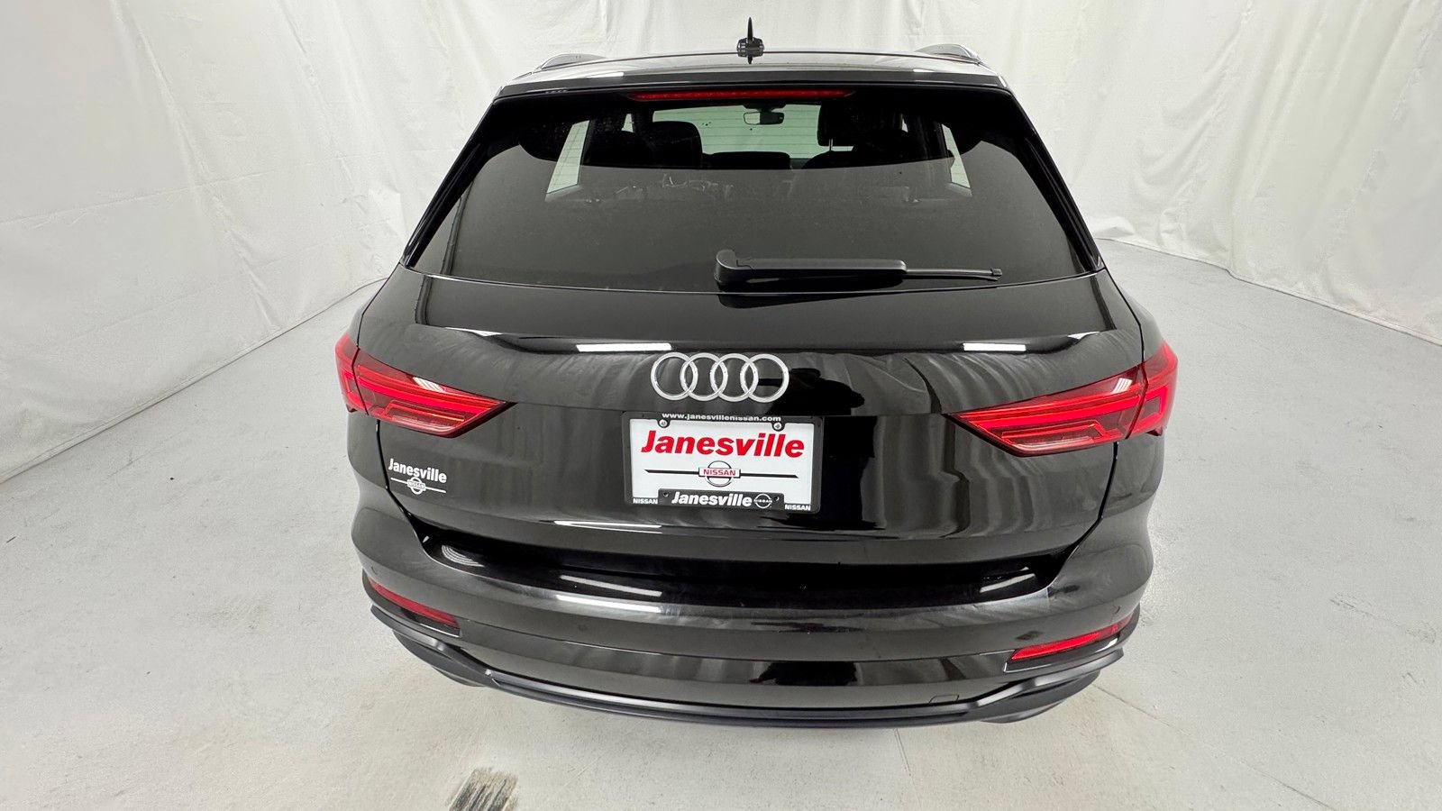 Used 2020 Audi Q3 2.0T Premium w/ Convenience Package AWD/4WD image 4
