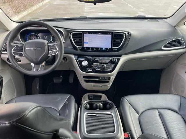 Used 2024 Chrysler Pacifica Touring-L image 15
