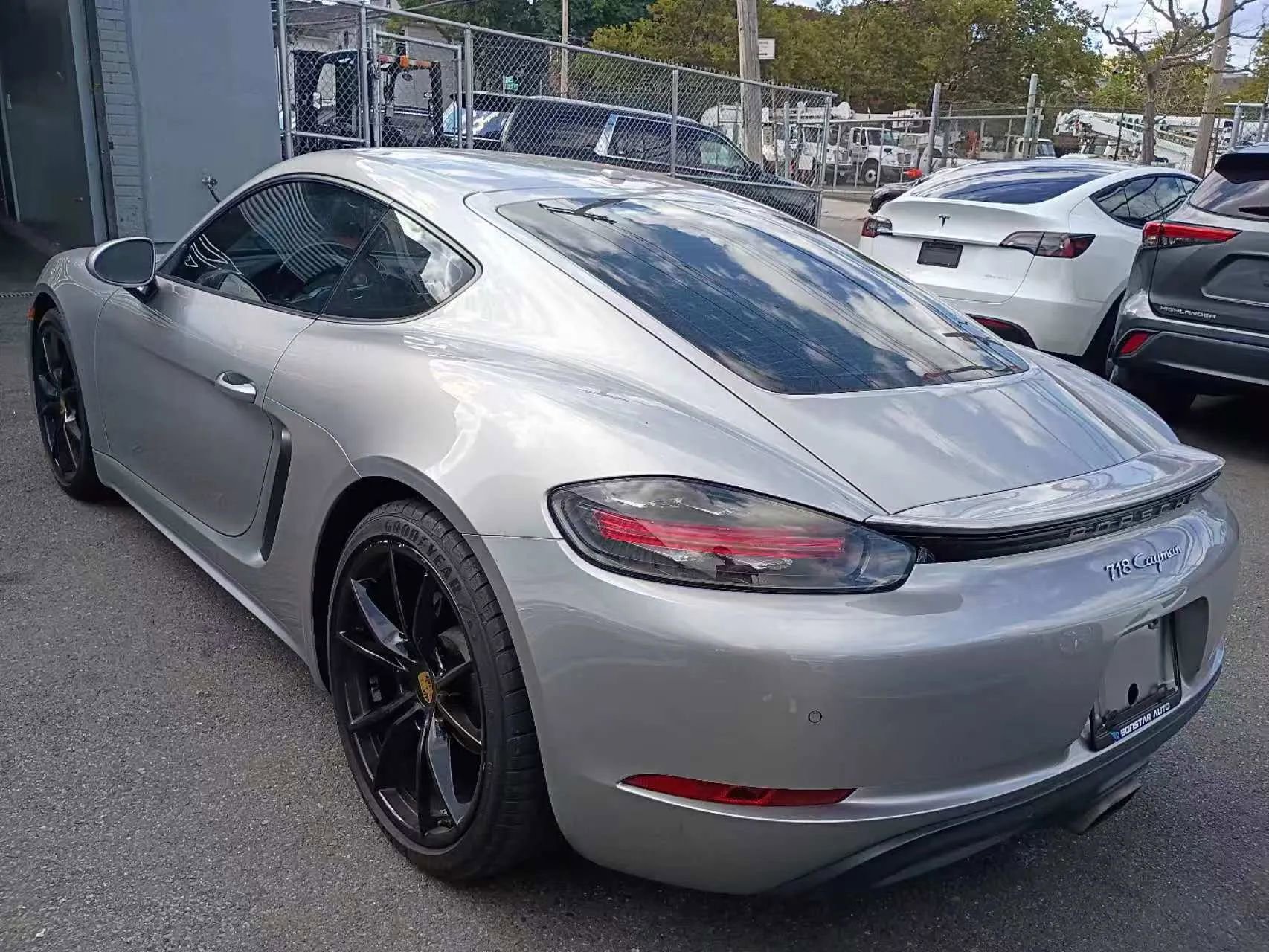 Used 2018 Porsche 718 Cayman RWD image 5