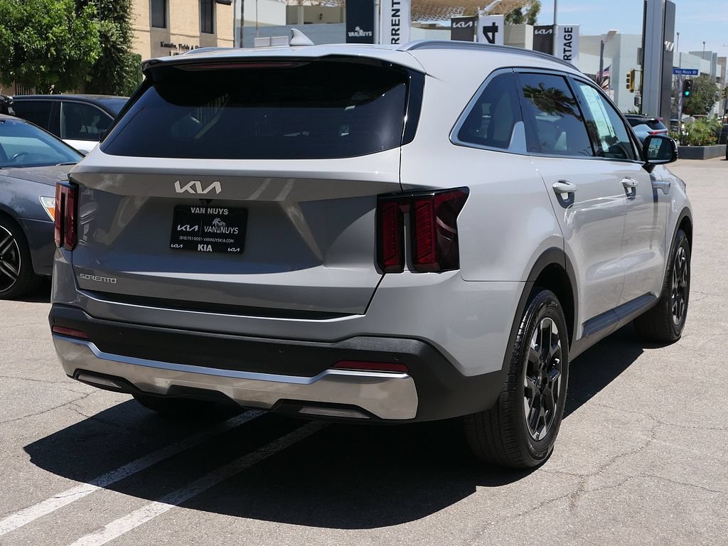 Used 2025 Kia Sorento S FWD image 2