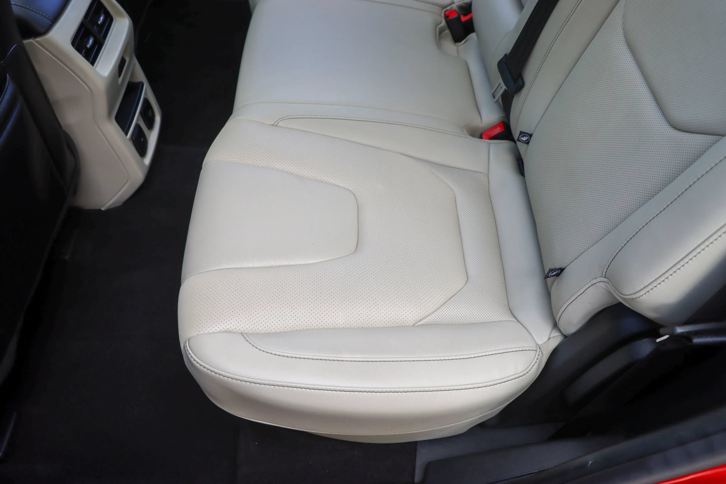 Used 2019 Ford Edge Titanium w/ Equipment Group 301A FWD image 18