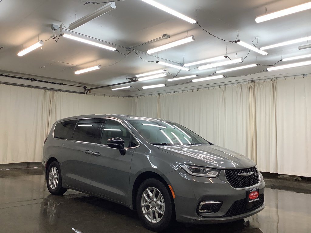 Used 2025 Chrysler Pacifica Select image 4