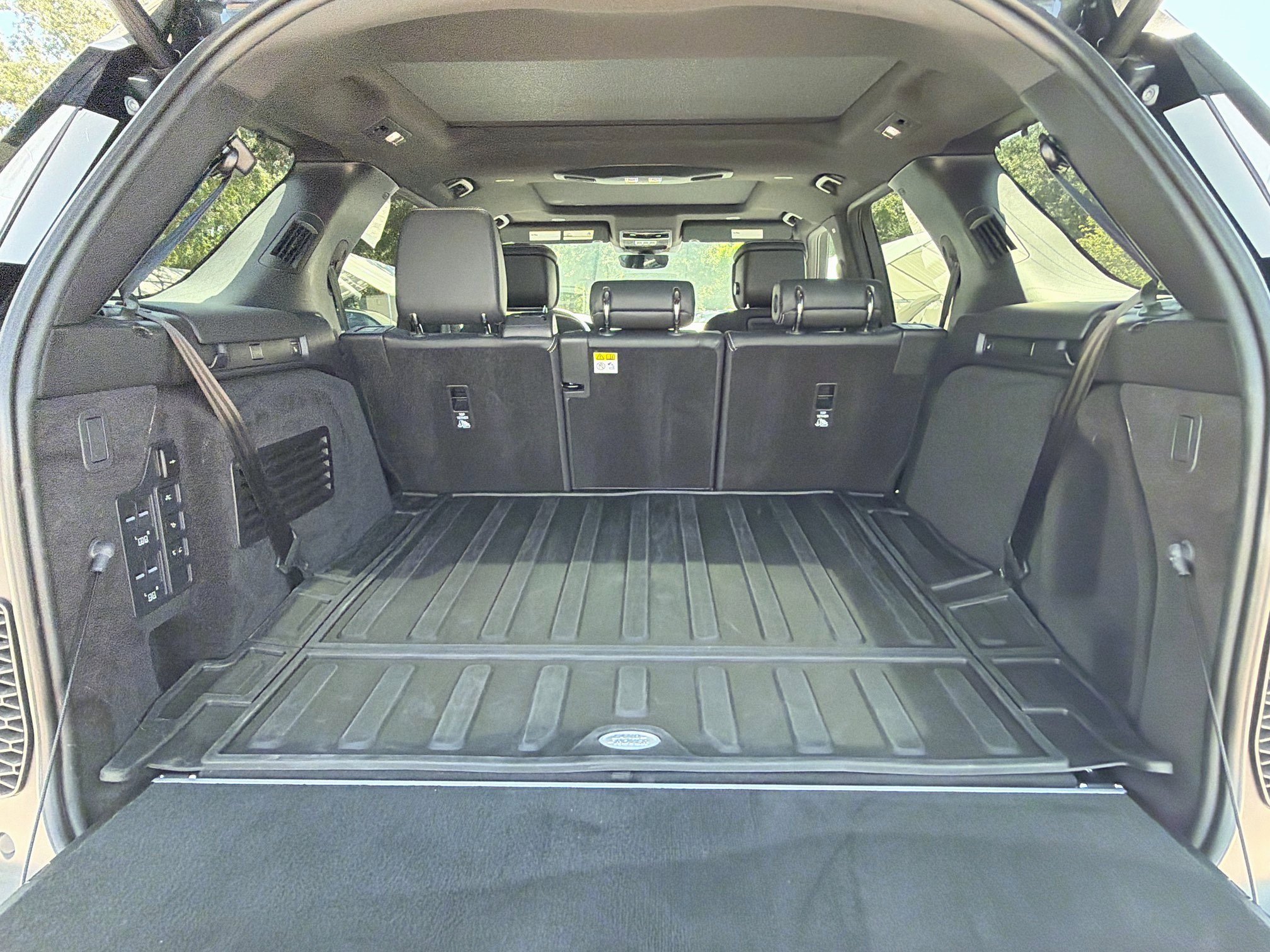 Certified 2025 Land Rover Discovery Metropolitan Edition AWD/4WD image 12