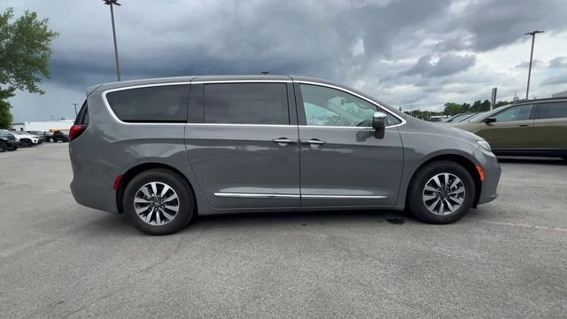 Used 2022 Chrysler Pacifica Limited FWD image 9