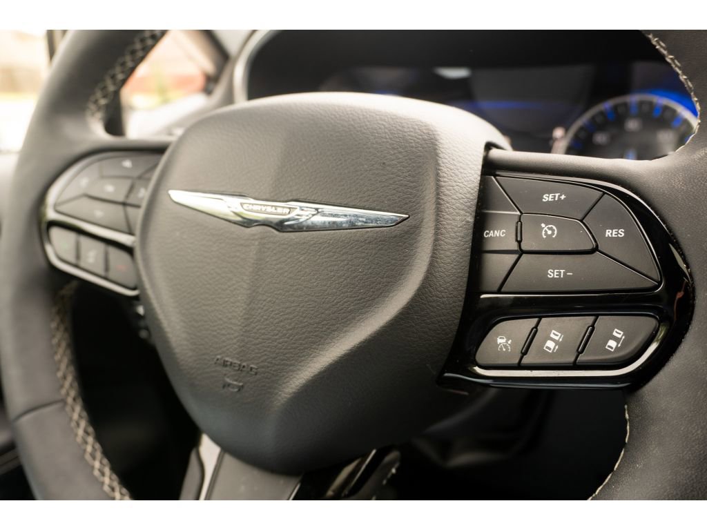 Used 2025 Chrysler Pacifica Limited FWD image 31