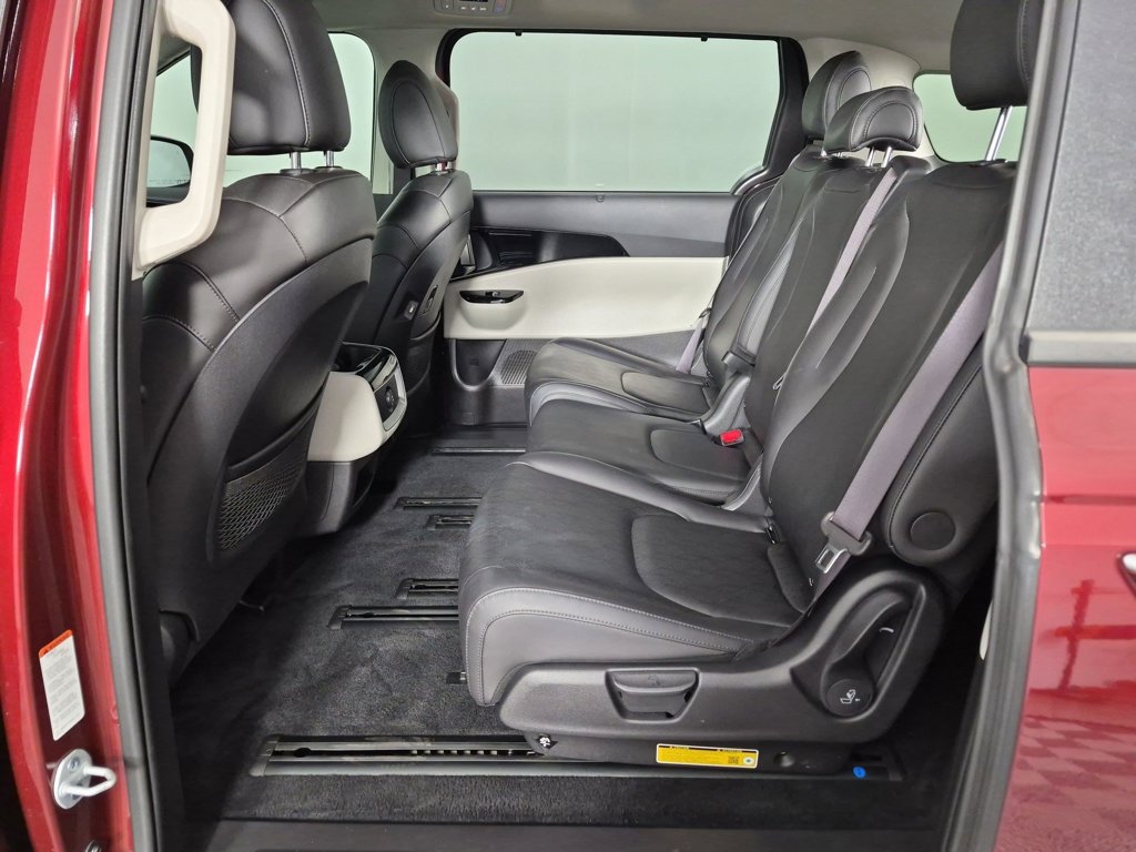 Used 2024 Kia Carnival EX FWD image 30