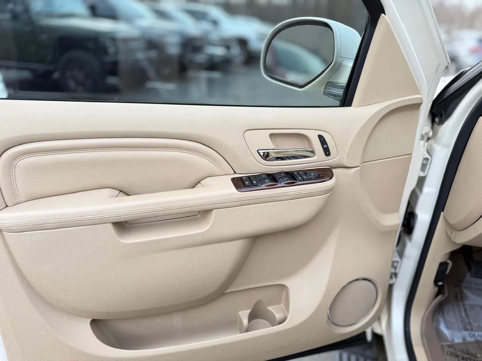 Used 2013 Cadillac Escalade Premium image 31