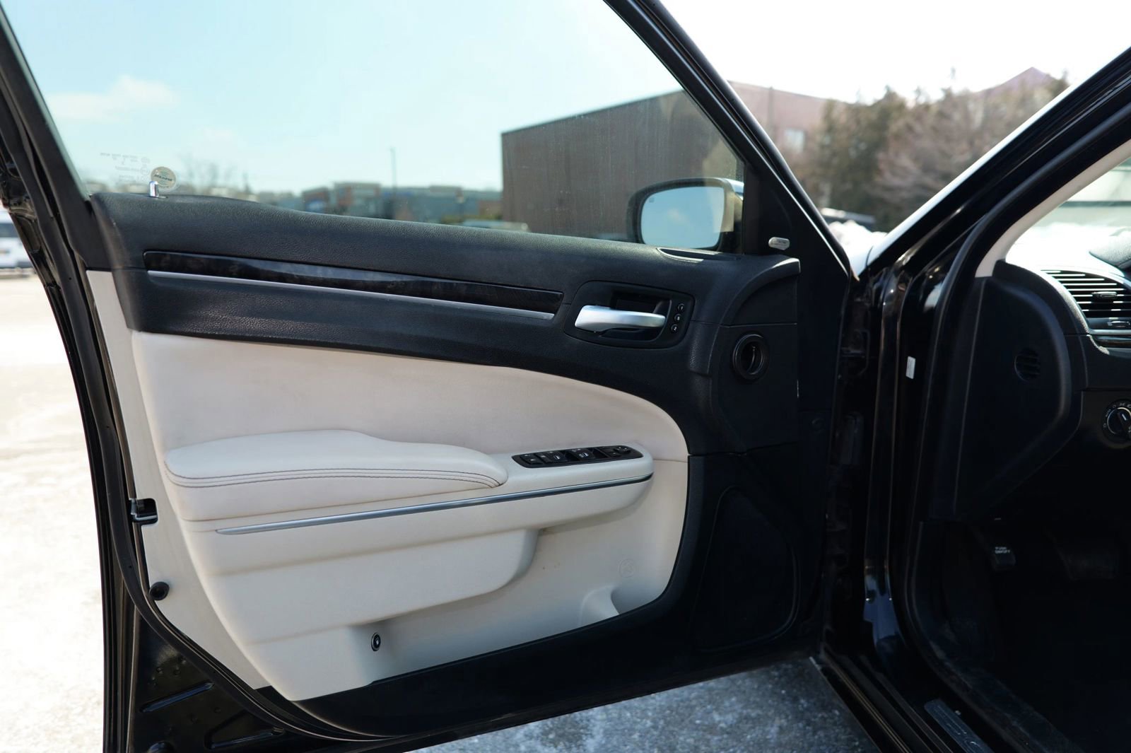 Used 2018 Chrysler 300 Limited image 17