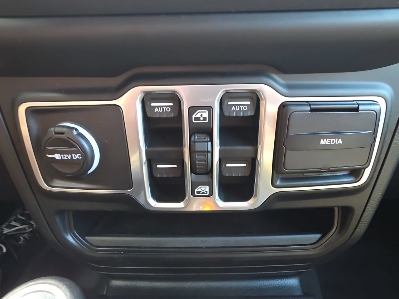 Used 2018 Jeep Wrangler Unlimited Sport S AWD/4WD image 22