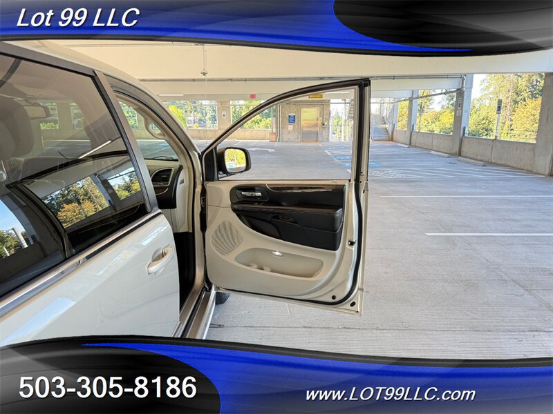 Used 2013 Chrysler Town & Country Touring FWD image 43