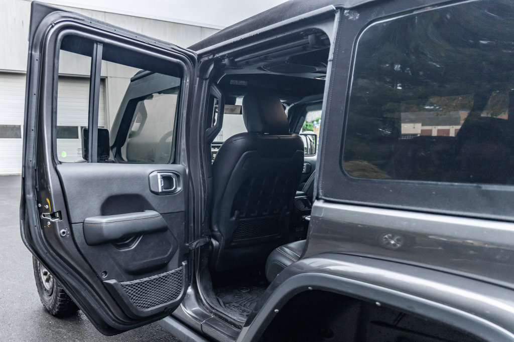 Used 2022 Jeep Wrangler Unlimited Rubicon w/ Dual Top Group AWD/4WD image 23