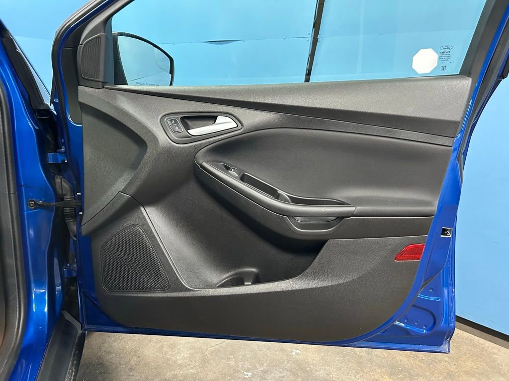 Used 2018 Ford Focus SE w/ SE Appearance Package image 46