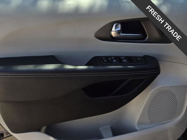 Used 2023 Chrysler Pacifica Touring-L FWD image 19