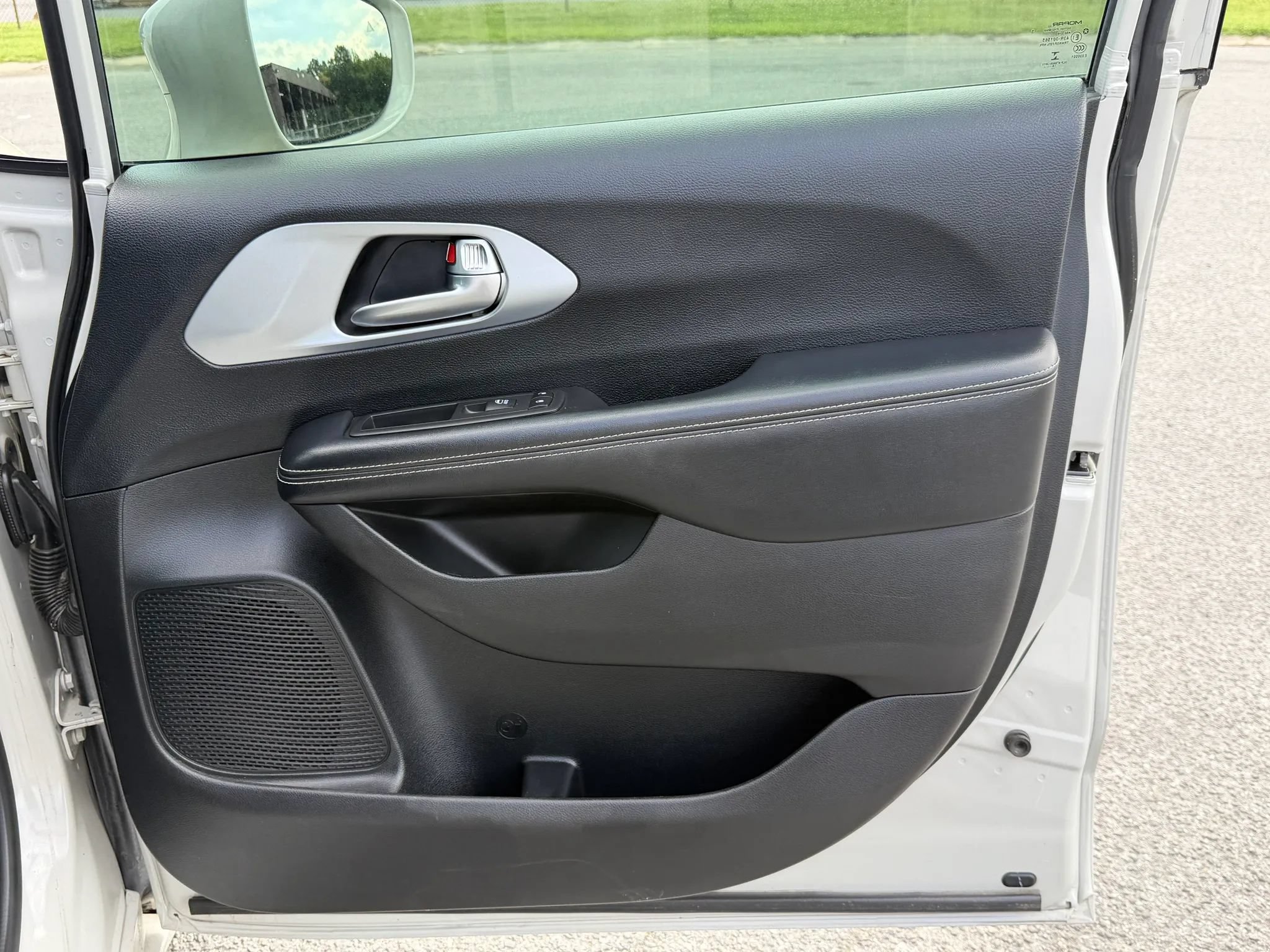 Used 2020 Chrysler Pacifica Touring-L w/ S Appearance Package FWD image 26