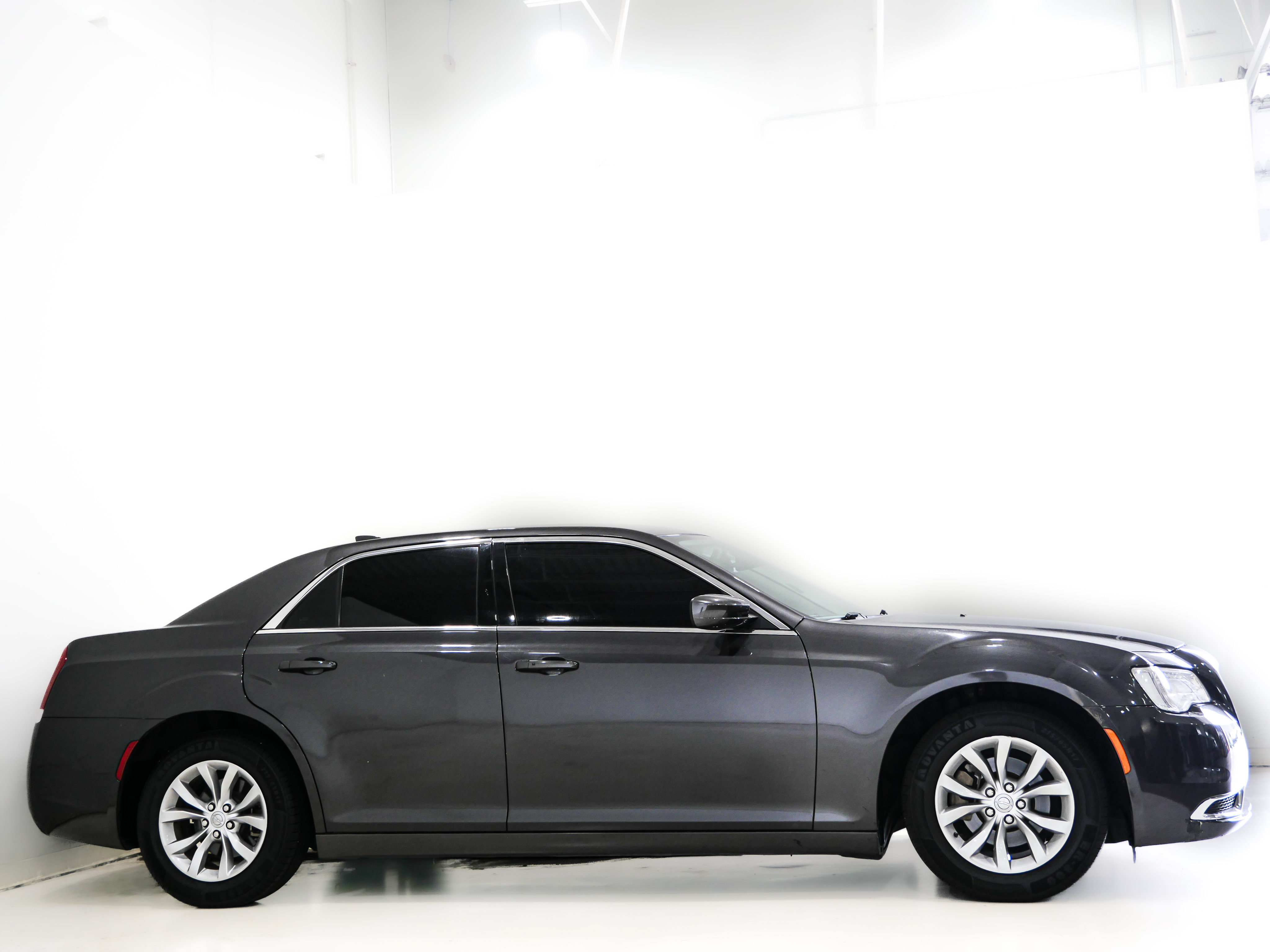 Used 2023 Chrysler 300 Touring RWD image 3