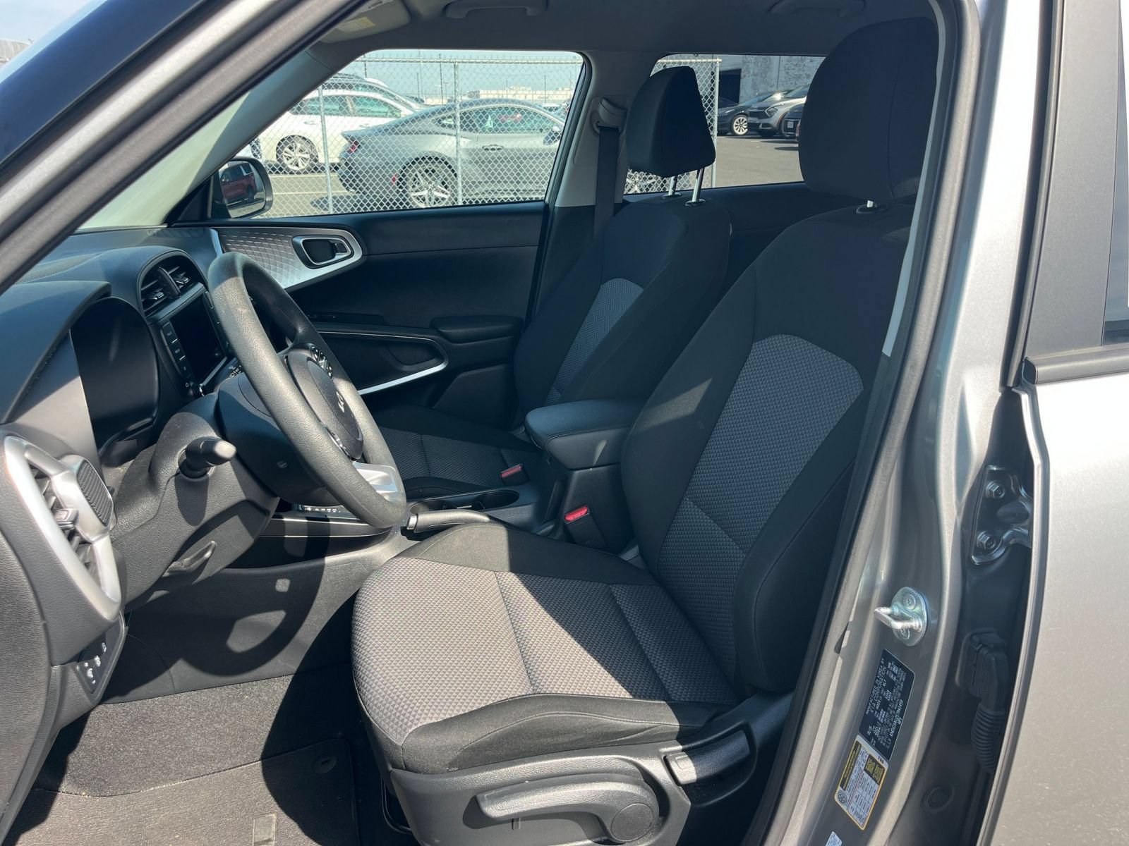 Used 2025 Kia Soul LX w/ LX Technology Package FWD image 33