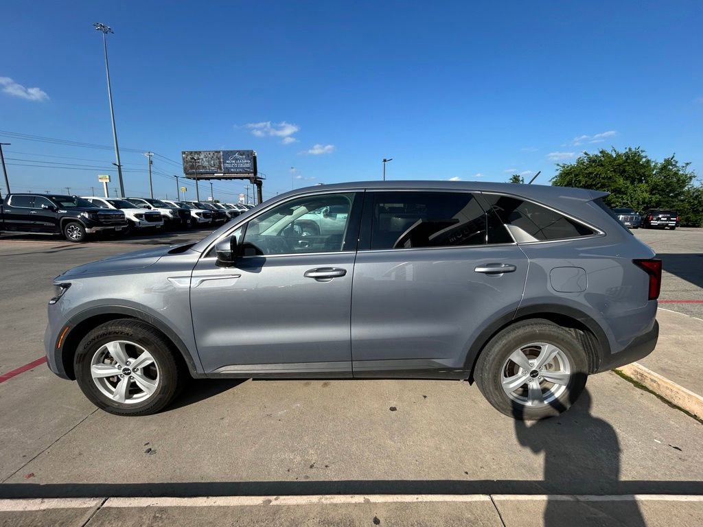 Used 2023 Kia Sorento LX FWD image 2