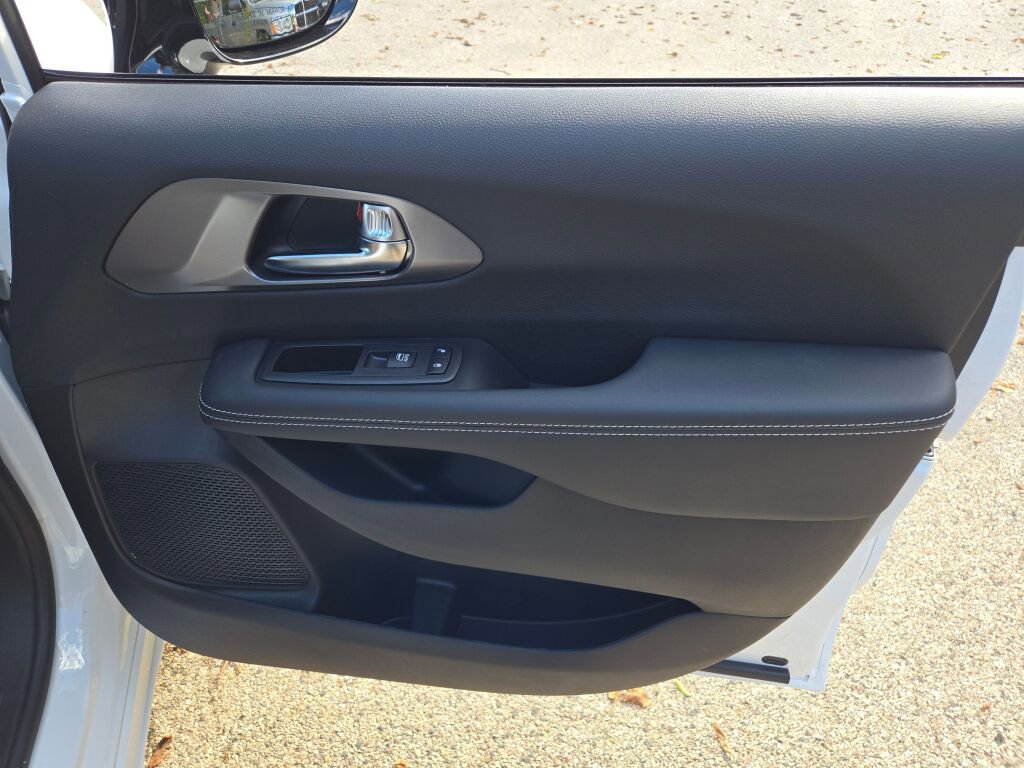New 2026 Chrysler Pacifica Select image 5