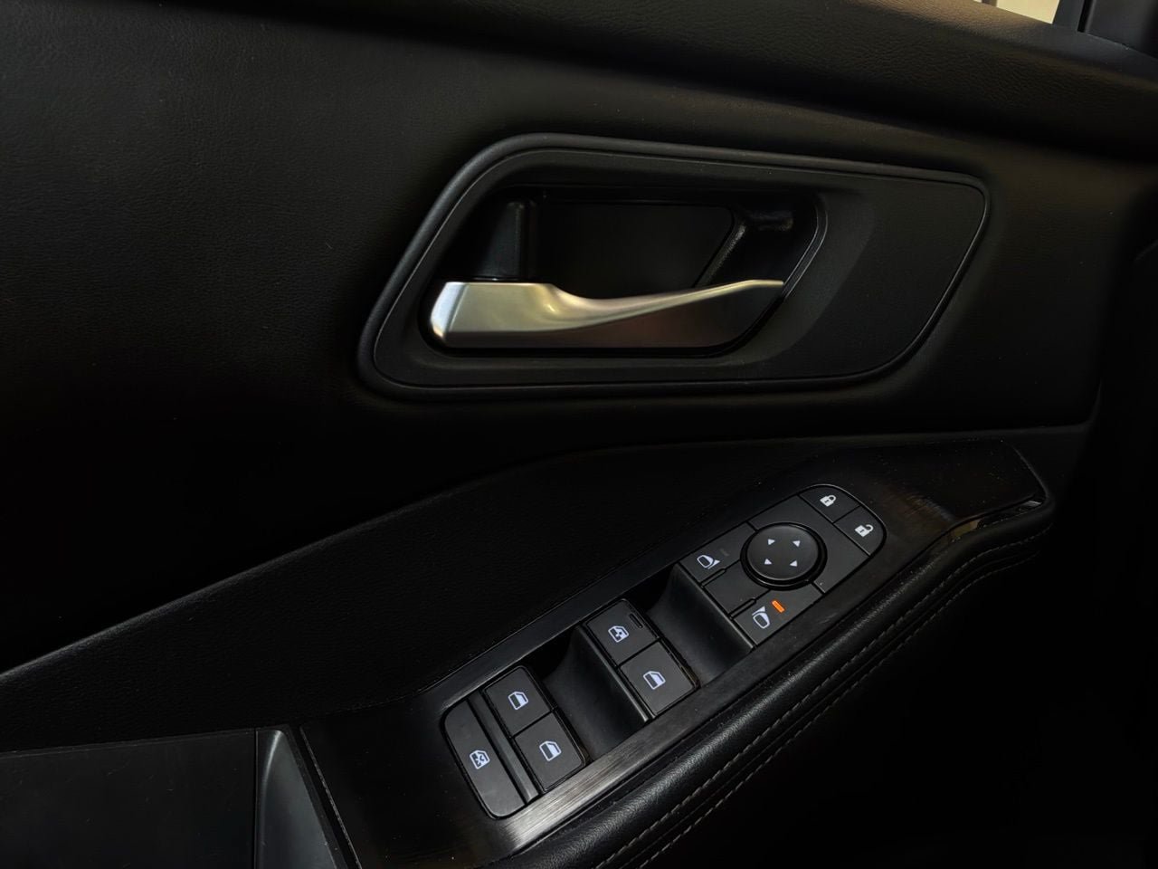 Used 2025 Nissan Rogue SV FWD image 21