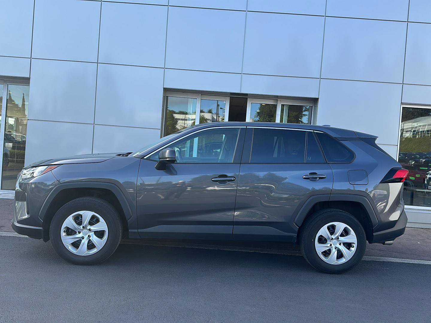 Used 2023 Toyota RAV4 LE AWD/4WD image 1