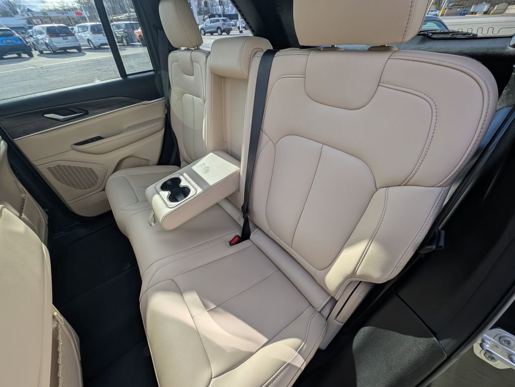 Used 2024 Jeep Grand Cherokee Limited image 16