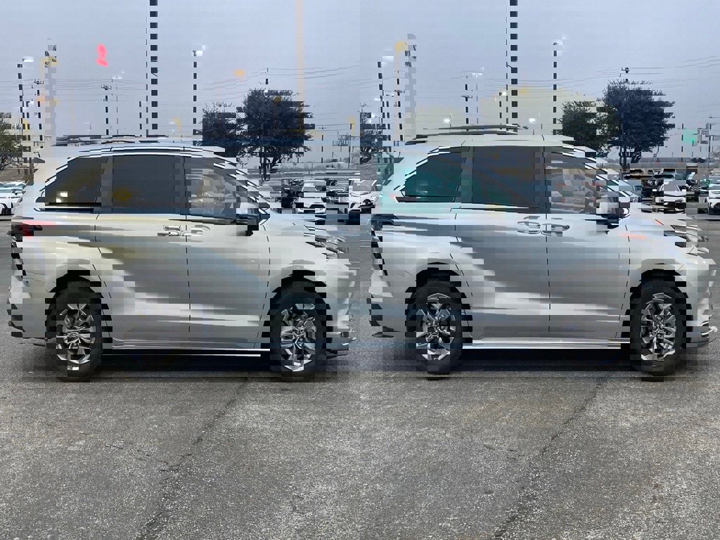 Certified 2023 Toyota Sienna XLE image 4