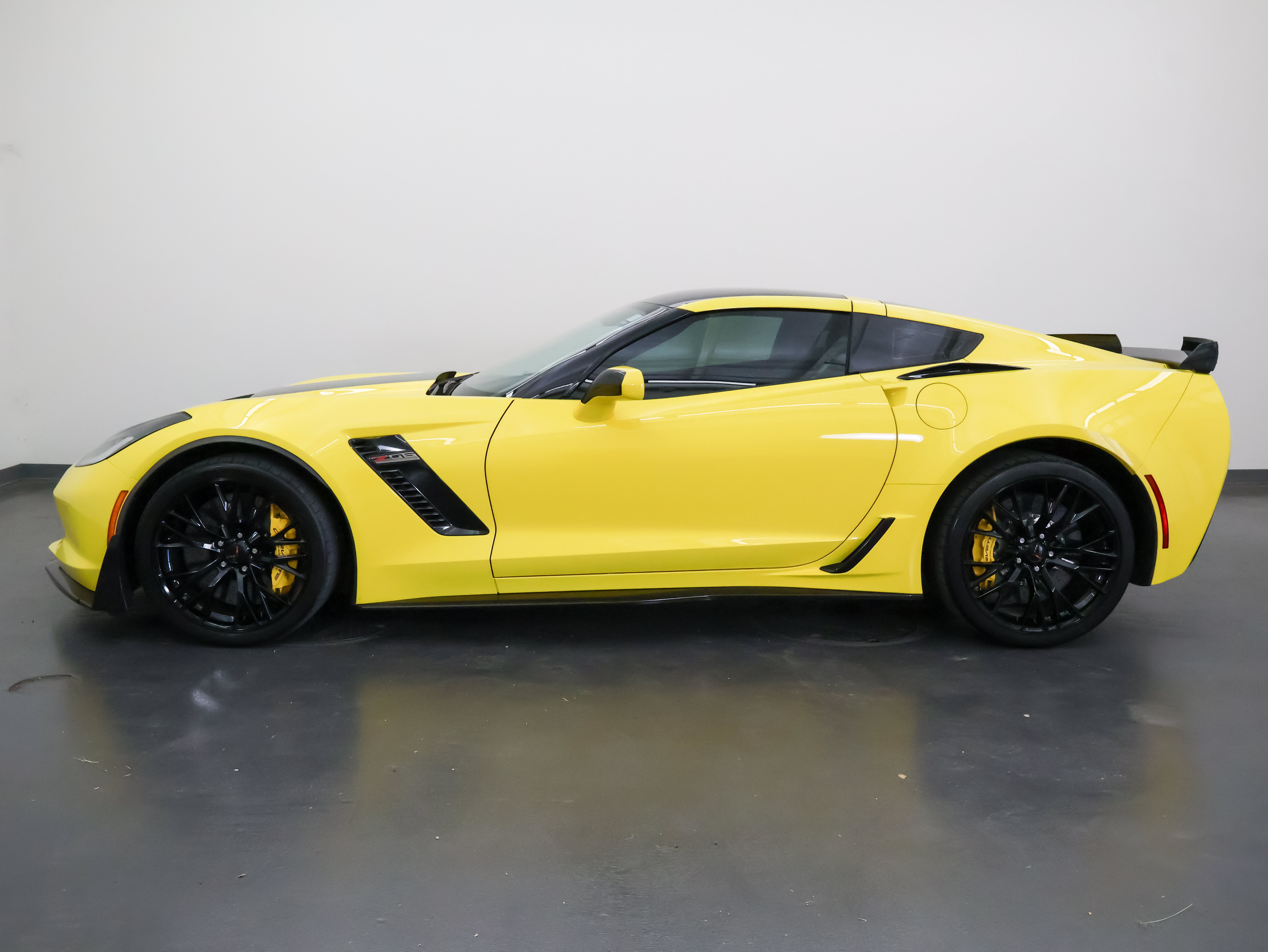 Used 2016 Chevrolet Corvette Z06 w/ 3LZ Preferred Equipment Group RWD image 6