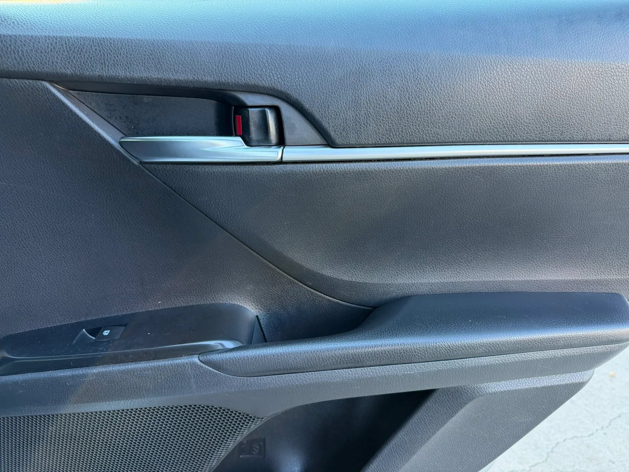 Used 2018 Toyota Camry LE FWD image 9