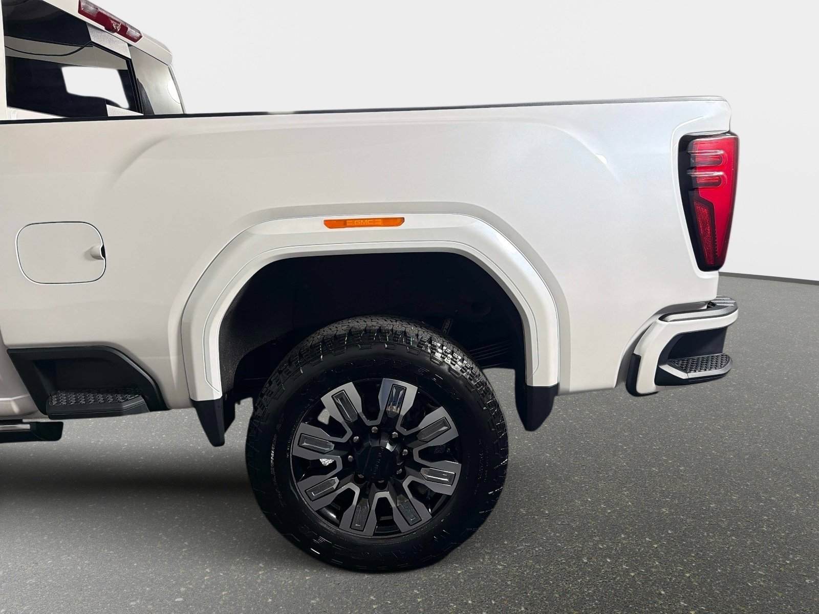 Used 2025 GMC Sierra 2500 Denali w/ Denali Reserve Package AWD/4WD image 13