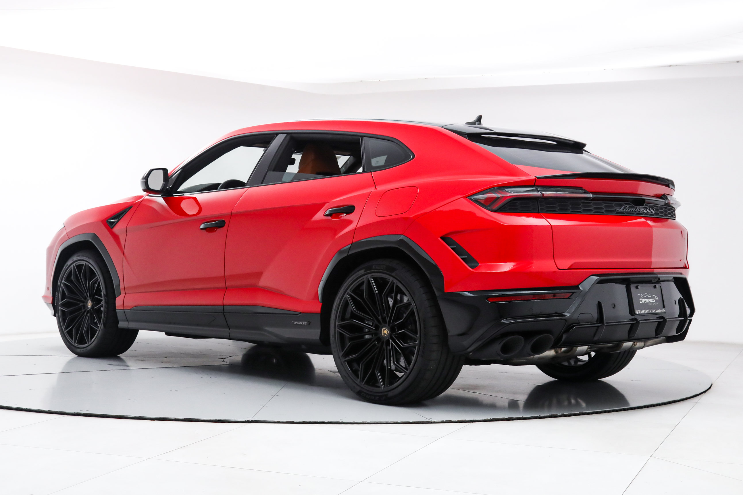 Used 2025 Lamborghini Urus SE AWD/4WD image 3