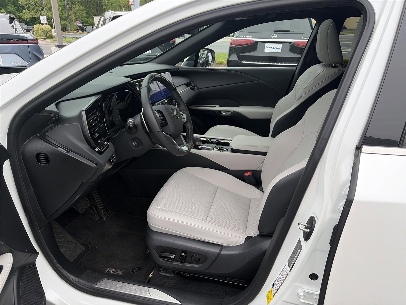 Used 2025 Lexus RX 350 Premium w/ Accessory Package AWD/4WD image 11