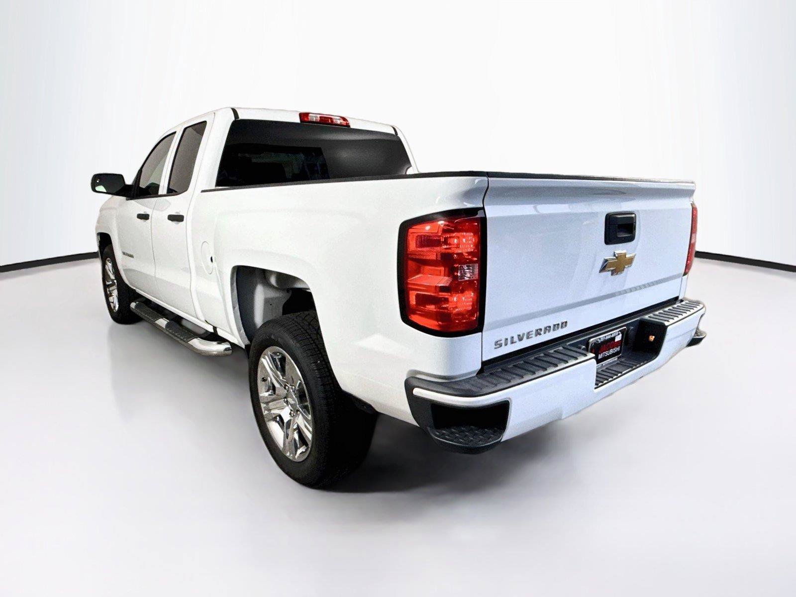 Used 2018 Chevrolet Silverado 1500 Custom w/ Custom Convenience Package RWD image 3