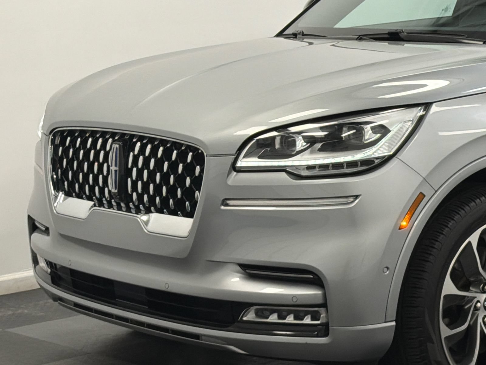 Certified 2023 Lincoln Aviator Grand Touring w/ Equipment Group 301A AWD/4WD image 2