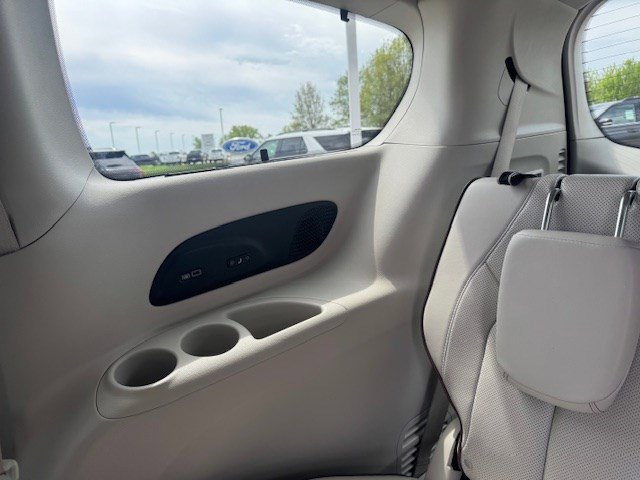 Used 2020 Chrysler Pacifica Limited w/ Tire & Wheel Group FWD image 35