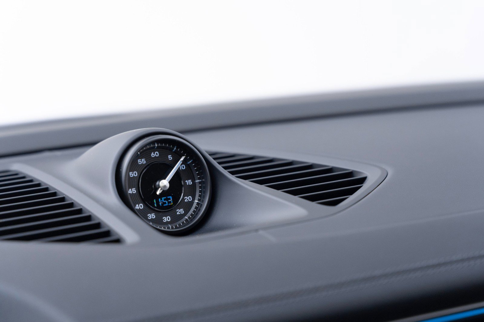 Certified 2025 Porsche Macan Electric image 24