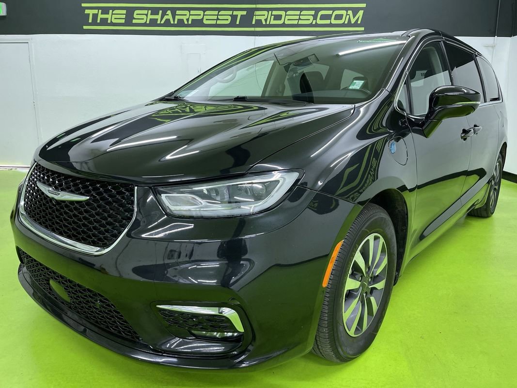 Used 2022 Chrysler Pacifica Touring-L w/ Uconnect Theater Family Group image 5