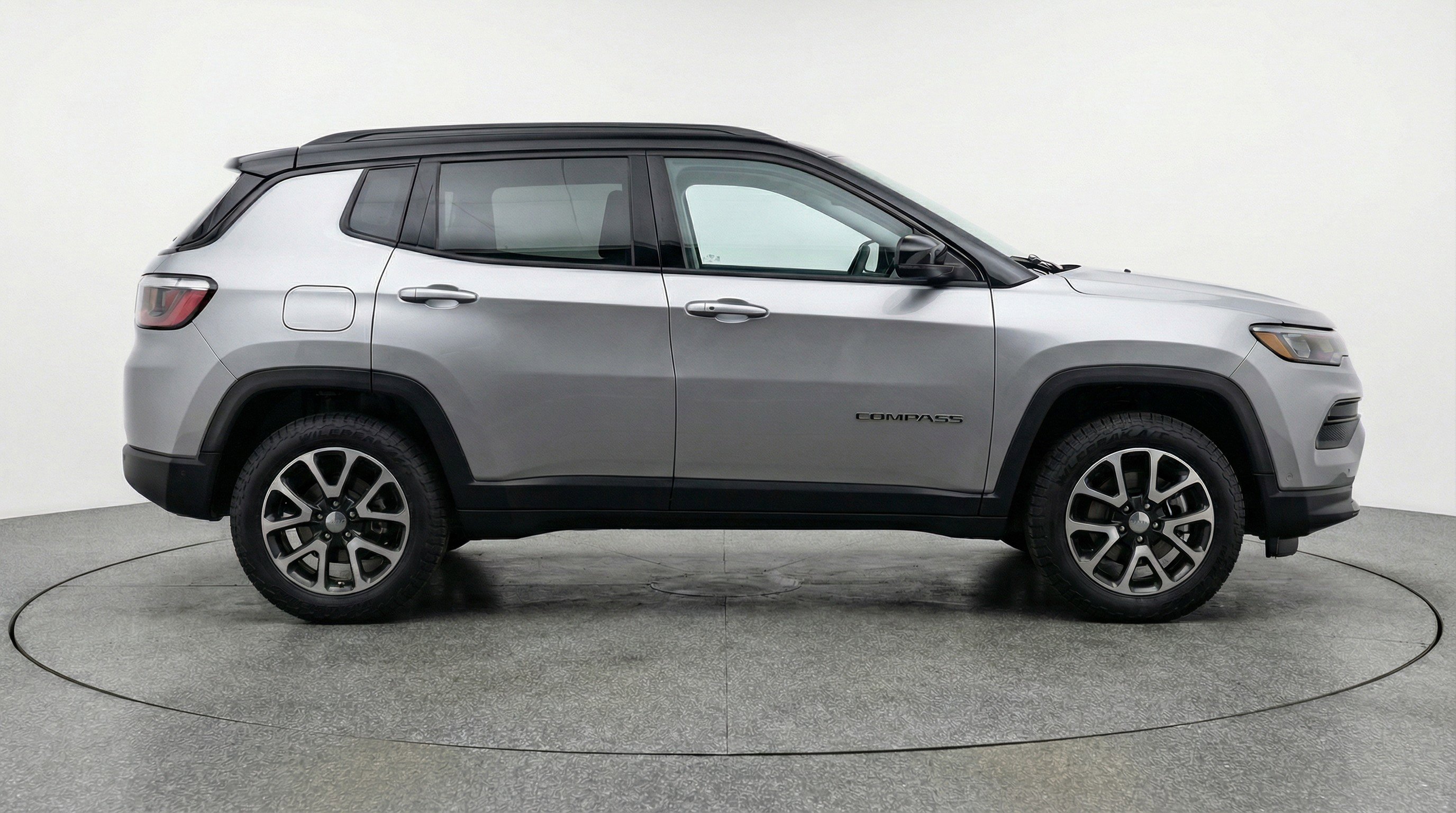 Used 2025 Jeep Compass Trailhawk image 11