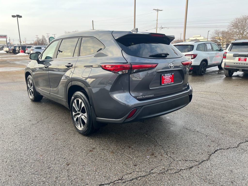 Certified 2023 Toyota Highlander XLE image 3