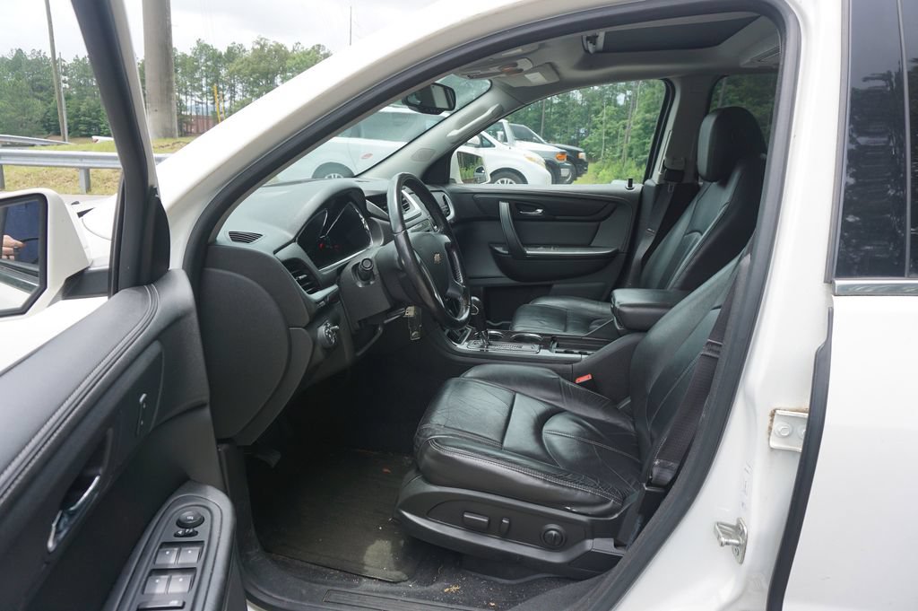 Used 2015 Chevrolet Traverse LT w/ LPO, 'HIT The Road' Package FWD image 2