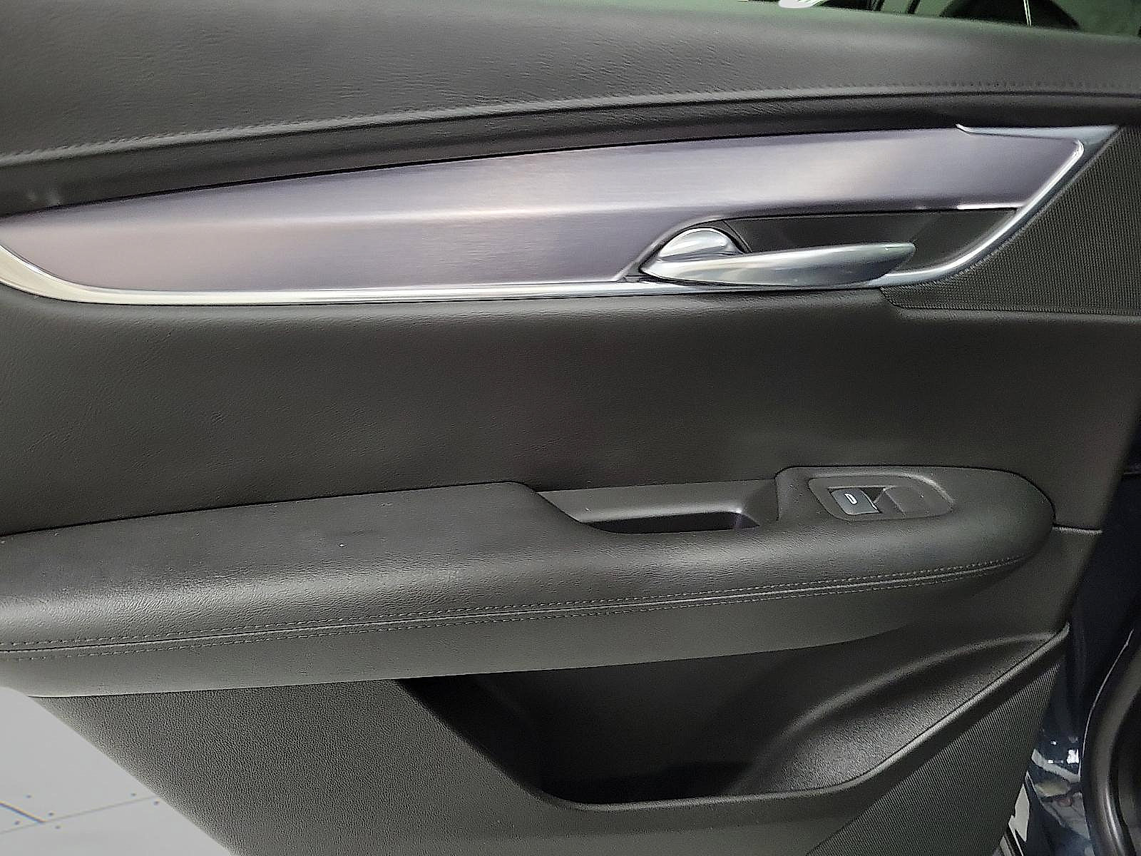 Used 2019 Cadillac XT5 Luxury w/ LPO, Black Ice Package FWD image 10