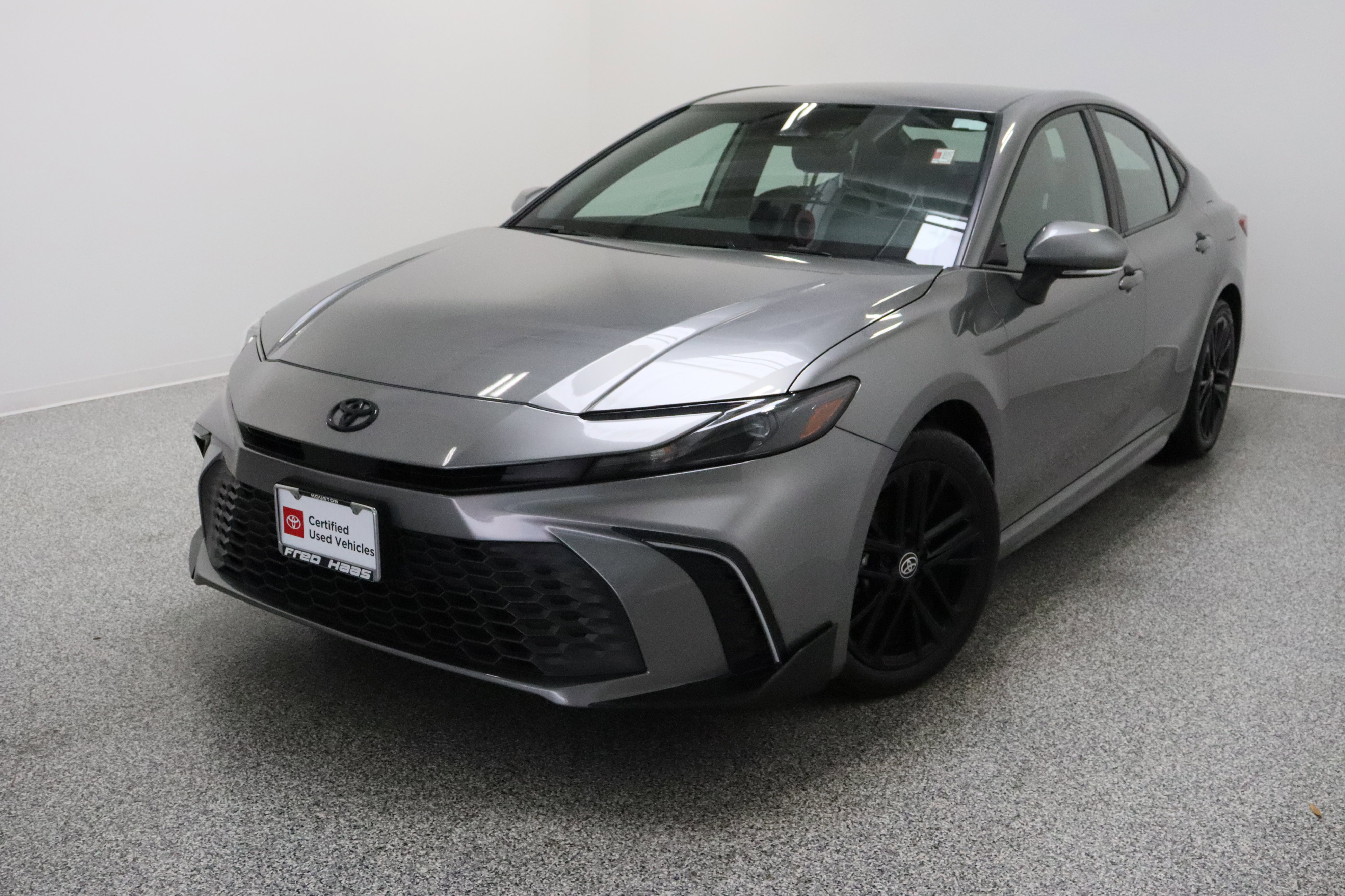 Used 2025 Toyota Camry SE w/ Convenience Package FWD image 2