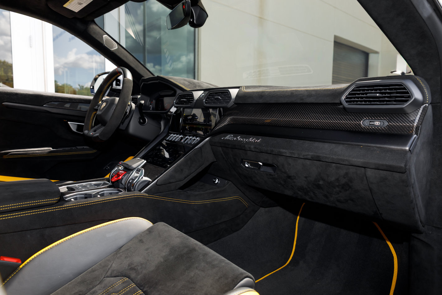 Used 2024 Lamborghini Urus Performante AWD/4WD image 45