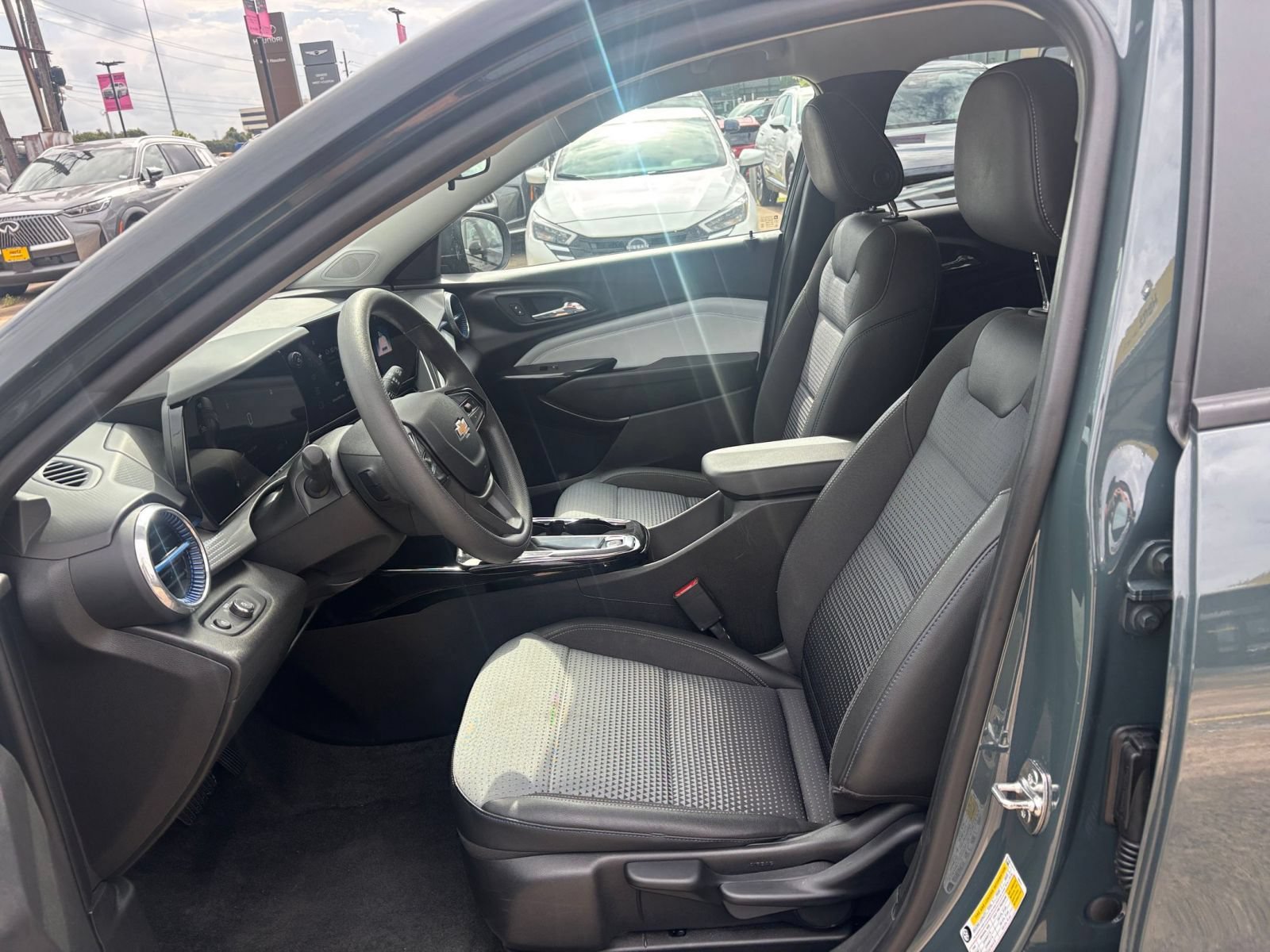 Used 2025 Chevrolet Trax LT FWD image 25